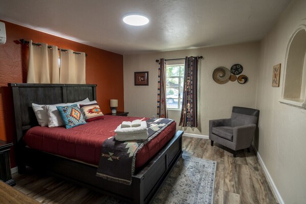 2 عدّة غرف نوم ومكتب وسرير سفر وواي فاي