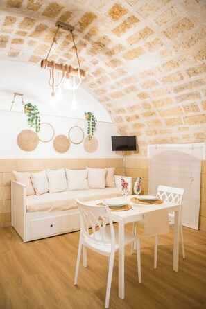 Dining - Cozy two-room period apartment located in the historic center of Adelfia. (Adelfia)