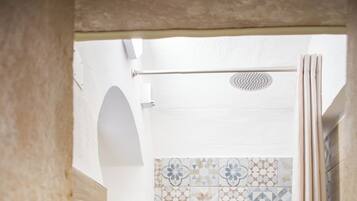 Dusj, hårføner, håndklær og såpe