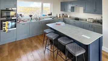 Een vaatwasser, een kinderstoel