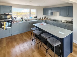 Oppvaskmaskin og høy barnestol