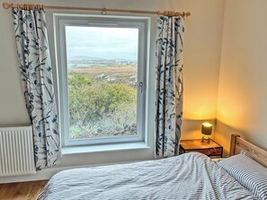 4 bedrooms, free WiFi, bed sheets - 4 bedroom accommodation in Isle of Barra (Isle of Barra)
