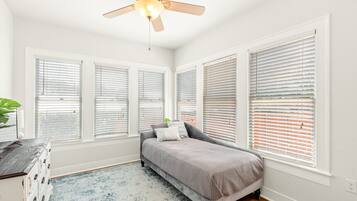 3 chambres, bureau, fer et planche Ă repasser, lit parapluie