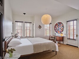 Premium Studio Suite, Balcony, Park View | Frette Italian sheets, premium bedding, individually decorated