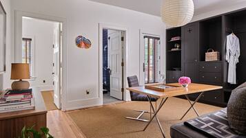 Suite de lujo, balcón, vistas al patio | 1 dormitorio, sábanas italianas Frette, ropa de cama de alta calidad