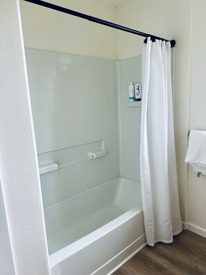 Haartrockner, Handtücher, Seife, Shampoo