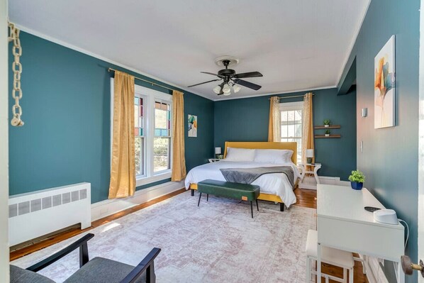 5 bedrooms, desk, iron/ironing board, travel cot