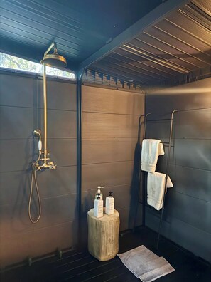 Een haardroger, zeep, shampoo