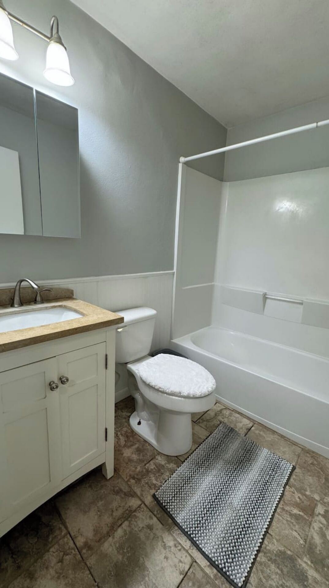Een badkamer met een wastafel, toilet en bad.