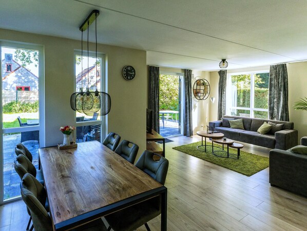 House | Dining - Holiday Home in Ewijk in a Beautiful Area (Ewijk)