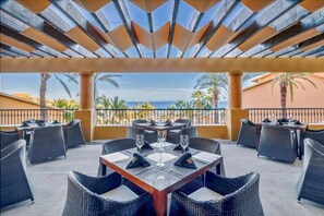Outdoor dining - Grand Fiesta Americana Los Cabos All Inclusive Golf & Spa (Cabo San Lucas)