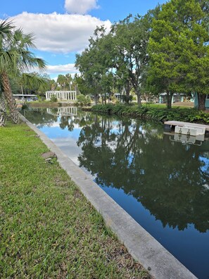 المنطقة المحيطة بالمنشأة