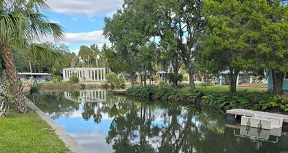 Mermaids Hideaway on the banks of beautiful waterways