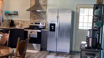 Jääkaappi, mikroaaltouuni, uuni, liesi