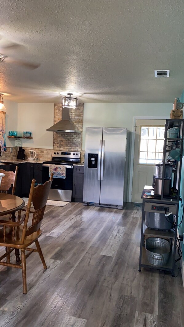 ثلاجة، ميكروويف، فرن، موقد طهي مسطح