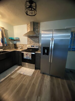 ثلاجة، ميكروويف، فرن، موقد طهي مسطح