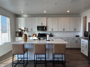 冷蔵庫、電子レンジ、オーブン、コンロ