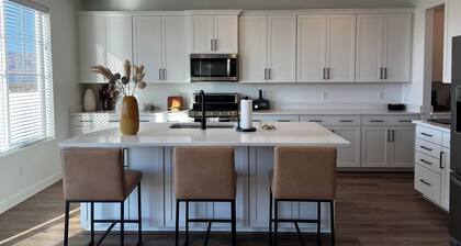 Beautiful home near Thanksgiving Point. Views of Utah Lake, sunrise and sunset