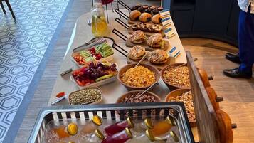Un buffet proposant une variété de plats et un distributeur de boissons.