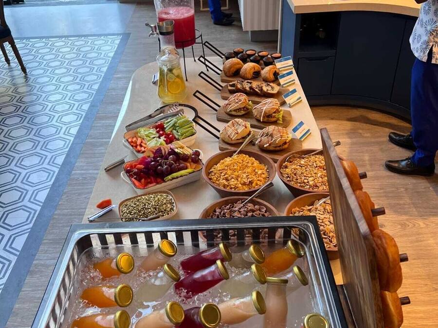 Un buffet proposant une variété de plats et un distributeur de boissons.