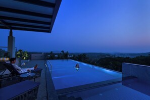 Una piscina al aire libre, camas de piscina gratis