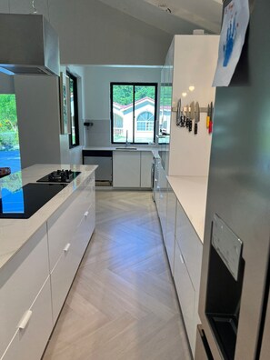 Four à micro-ondes, un four, surface de cuisson, lave-vaisselle
