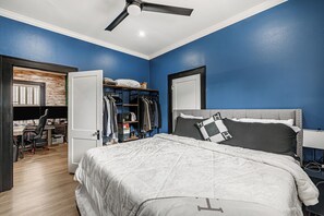 A bedroom with a bed, a desk, and a wardrobe. - 3-bedroom house in delightful Houston with WiFi, fitness room, AC (Houston)