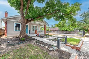Exterior - 3-bedroom house in delightful Houston with WiFi, fitness room, AC (Houston)