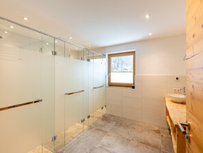 Ferienhaus | Badezimmer | Badewanne, Haartrockner