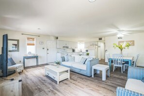 Living area - Castaway Cottage, A Cozy 2-Bedroom Condo in OCNJ. Pet Friendly (Ocean City)