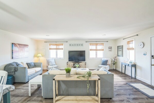 Living area - Castaway Cottage, A Cozy 2-Bedroom Condo in OCNJ. Pet Friendly (Ocean City)