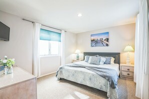 2 bedrooms, iron/ironing board, WiFi, bed sheets - Castaway Cottage, A Cozy 2-Bedroom Condo in OCNJ. Pet Friendly (Ocean City)