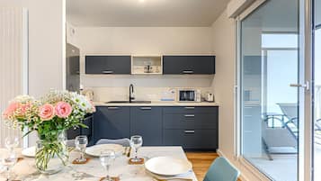Coffee/tea maker, fridge, microwave, oven