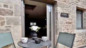 A stone building with a sign reading "65TER COCONUT HOUSE". - Cocoon Rance - One Bedroom House, Sleeps 2 (Plouër-sur-Rance)
