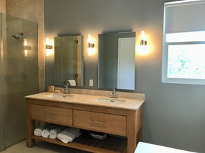 Sèche-cheveux, serviettes fournies, savon, shampoing