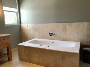 Haartrockner, Handtücher, Seife, Shampoo