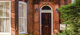 A perfect coastal getaway welcoming large families and groups of friends.