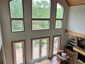 Smart-TV, peis, bordtennis og bøker