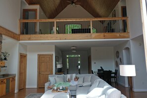 Smart-TV, peis, bordtennis og bøker