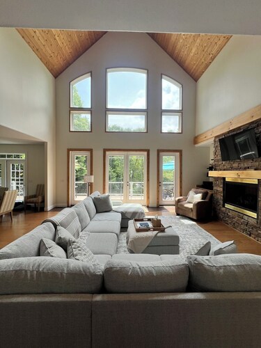 Spacious 8-bedroom house with WiFi and AC on peaceful Lake Keowee private cove.