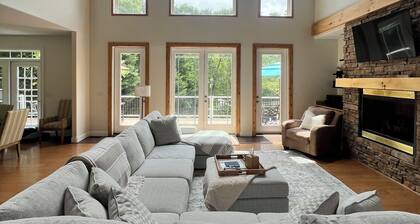 Spacious 8-bedroom house with WiFi and AC on peaceful Lake Keowee private cove.