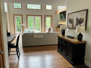 TV connectée, cheminée, table de tennis de table, livres