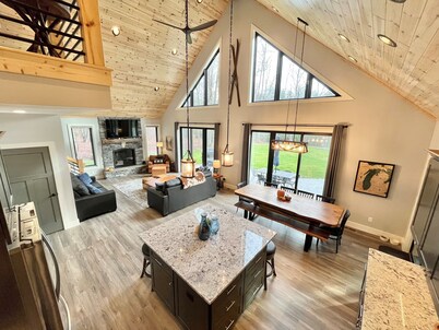 Fantastic New 8bd-4ba Betsie River Home, Game Rm, Two Family Rms, Kayaks, 6acres
