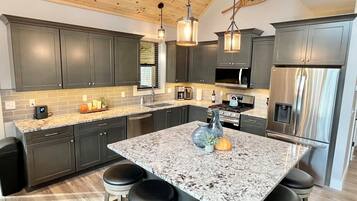 KylskÄp, mikrovÄgsugn, ugn och spishÀll