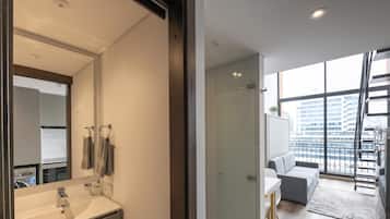 Duplex | Bathroom | Shower, hair dryer, towels, soap