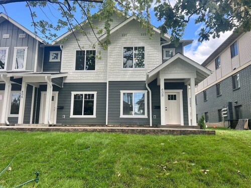 406 Large 3 Bedroom 2 Bath Townhome