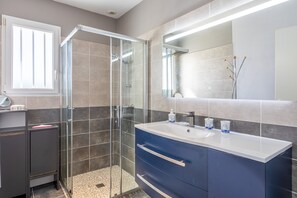 Shower, hair dryer - Holiday Home 'Maison Salorge' with Private Pool, Wi-Fi and Air Conditioning (Jard-sur-Mer)