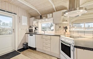 Fridge, microwave, oven, stovetop - Nice home in Ebeltoft with sauna (Ebeltoft)