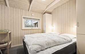 4 bedrooms, travel crib, free WiFi - Nice home in Ebeltoft with sauna (Ebeltoft)