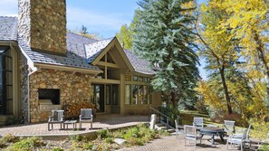 Outdoor dining - Creekside 4-bedroom 6.5 bath house in charming Beaver Creek with Hot Tub (Beaver Creek)